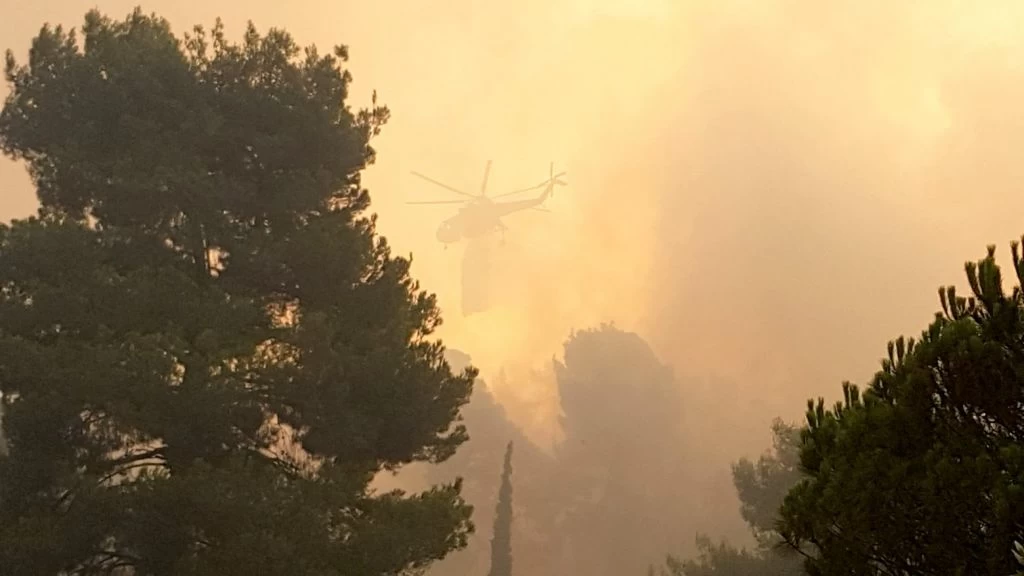 Εύβοια – Σε απόσταση αναπνοής η φωτιά από τη Μονή Οσίου Δαυίδ – Συγκλονίζουν τα λόγια του ηγούμενου